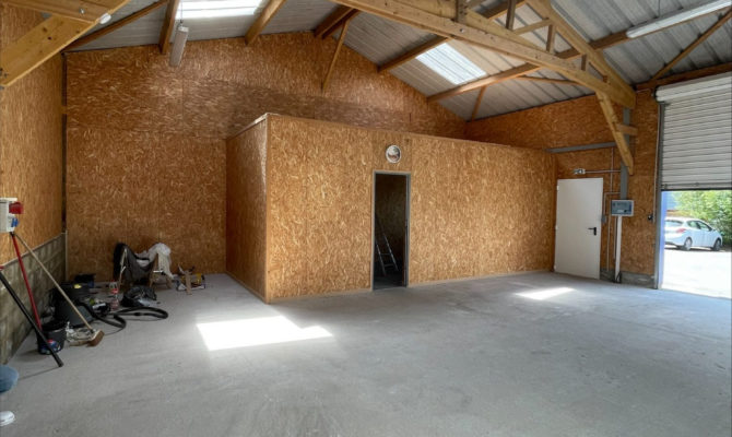 location Local d'activité 95.00 m²