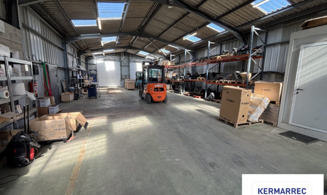 location Local d'activité 316.00 m²